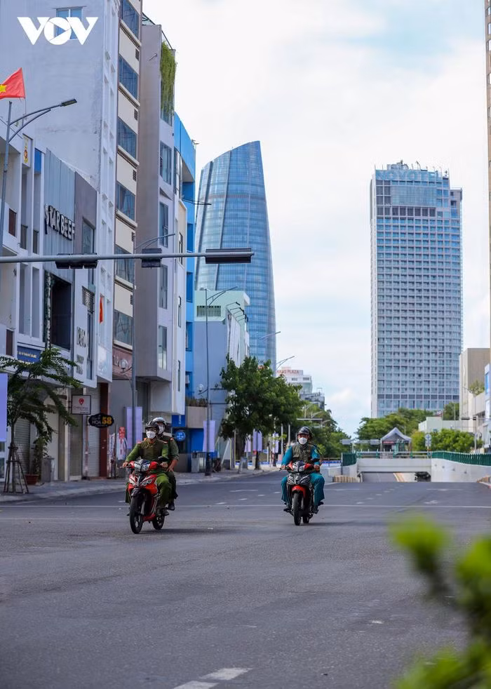 Lực lượng Công an, Dân quân tự vệ thường xuyên tuần tra xử lý nghiêm những người không được phép ra ngoài. Ảnh: Tuần tra trên đường Trần Phú, phía xa là hầm chui nút giao thông phía Tây cầu sông Hàn.