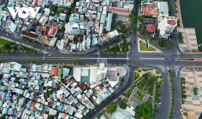 Nơi đây thường ngày đông đúc người, phương tiện qua lại chiếc cầu độc đáo này.