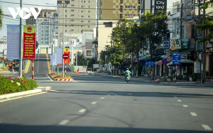 Trên đường 2 tháng 9, thấp thoáng chiếc áo xanh cảu công nhân Công ty Môi trường đô thị đi thực hiện công việc.