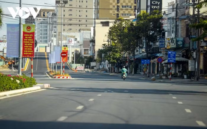 Trên đường 2 tháng 9, thấp thoáng chiếc áo xanh cảu công nhân Công ty Môi trường đô thị đi thực hiện công việc.