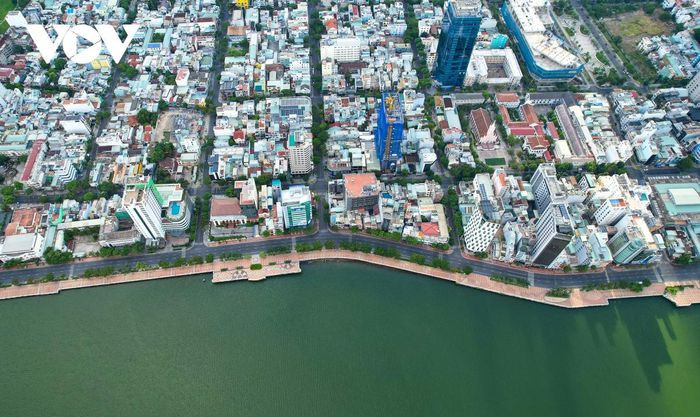 Đường Bạch Đằng ven sông Hàn yên tĩnh, vắng lặng. Đà Nẵng bước vào ngày thứ 2 đợt cao điểm để ngăn chặn dịch bệnh, những ai không có nhiệm vụ sẽ không được phép ra khỏi nhà.