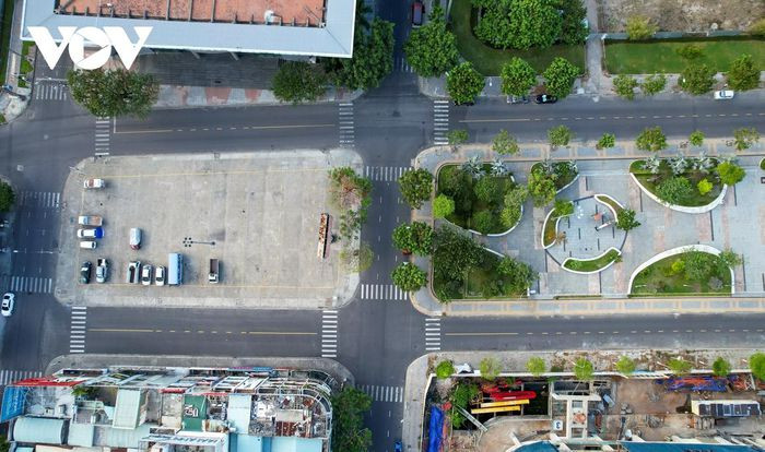 Trên các con đường không còn người dân tự ý ra đường. Ảnh: Bãi xe trước Nhà hát Trưng Vương yên ắng.