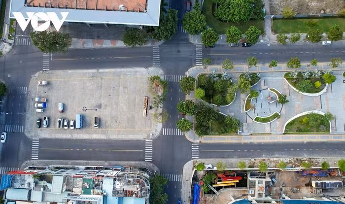 Trên các con đường không còn người dân tự ý ra đường. Ảnh: Bãi xe trước Nhà hát Trưng Vương yên ắng.