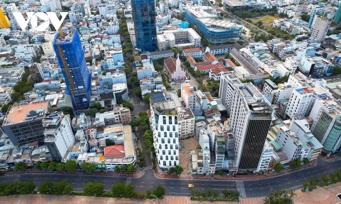 Chiếc xe Bưu chính màu vàng đặc trưng di chuyển trên đường Bạch Đằng.