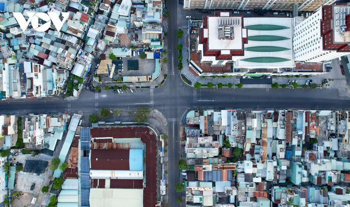 Giao lộ Ông Ích Khiêm và Hùng Vương- những ngày trước nhiều người qua lại mua sắm thực phẩm ở Chợ Cồn và Siêu thị Big C giờ cũng lặng thinh.