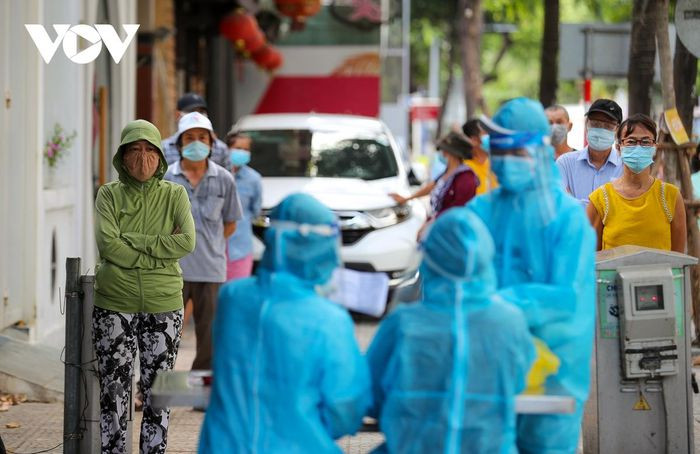 Trong thời gian 7 ngày tạm dừng tất cả hoạt động, Đà Nẵng tập trung lấy mẫu xét nghiệm toàn dân để truy vết, bóc tách F0 khỏi cộng đồng. Ảnh: Người dân phường Phước Ninh, quận Hải Châu xếp hàng giãn cách chờ đến lượt lấy mẫu xét nghiệm SARS-CoV-2.