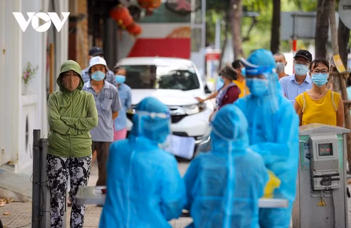 Trong thời gian 7 ngày tạm dừng tất cả hoạt động, Đà Nẵng tập trung lấy mẫu xét nghiệm toàn dân để truy vết, bóc tách F0 khỏi cộng đồng. Ảnh: Người dân phường Phước Ninh, quận Hải Châu xếp hàng giãn cách chờ đến lượt lấy mẫu xét nghiệm SARS-CoV-2.