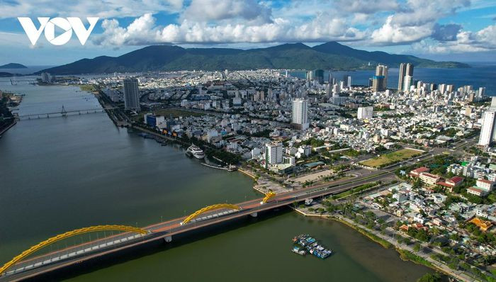 Cây cầu Rồng dẫn qua quận Sơn Trà không một bóng người.