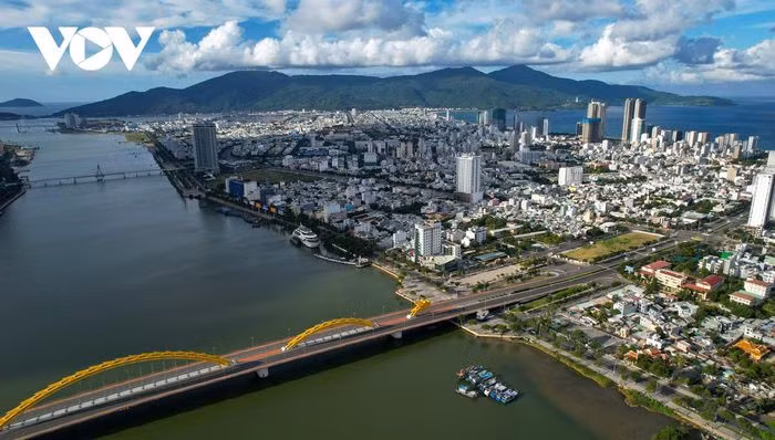 Cây cầu Rồng dẫn qua quận Sơn Trà không một bóng người.