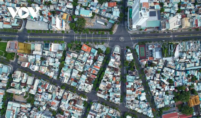 Trục đường Nguyễn Văn Linh dẫn lên cầu Rồng vắng vẻ.