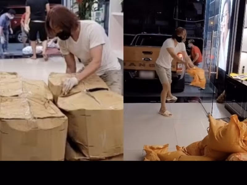 Do mùa dịch, không được tụ tập nên nam nhạc sĩ trực tiếp sắp xếp hàng hóa. Ảnh: Yan