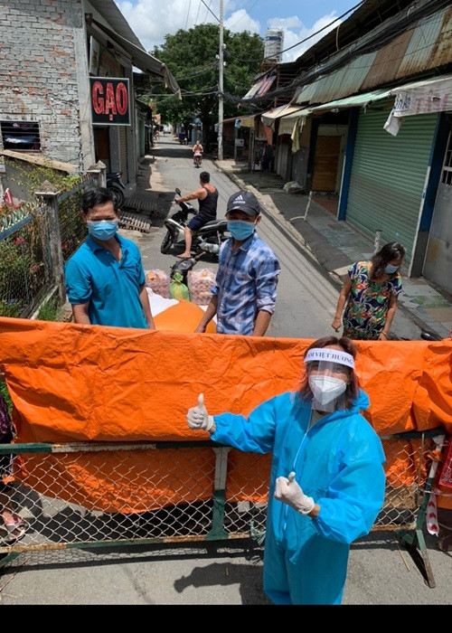 Dù vất vả nhưng Hoài Phương vẫn giữ tinh thần lạc quan, vui vẻ.