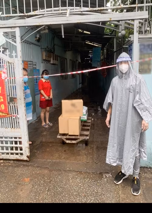 Ông xã của Việt Hương chia sẻ: "Hoài Phương trước đến giờ về Việt Nam, ở Sài Gòn đi đâu cũng có tài xế chở đi. Chẳng bao giờ quan tâm đến đường xá. Nói thật là cũng có lúc muốn biết đấy nhưng Sài Gòn lớn quá, nhìn vào cái bản đồ thấy chóng mặt. Vì thế chưa bao giờ biết quận nào nằm ở đâu, đường nào ở quận nào. Rồi lần này về đây vào mùa dịch COVID-19. Thế là lao vào giao quà thiện nguyện cho bà con đủ cả mọi quận huyện của Sài Gòn. Tự nhiên giờ bắt đầu hình dung được chỗ này chỗ kia. Hình dung được rồi lại càng thấy Sài Gòn lớn quá sức tưởng tượng. Con ngựa sắt hôm nay đã được thêm vài ngàn cây số rồi".