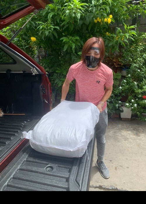 Hoài Phương còn tự lái xe tặng quà cho bà con gặp khó khăn mùa dịch mặc dù không quen đường phố Sài Gòn. Ảnh: Phụ nữ Việt Nam