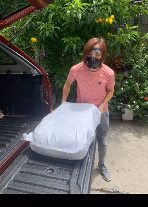 Hoài Phương còn tự lái xe tặng quà cho bà con gặp khó khăn mùa dịch mặc dù không quen đường phố Sài Gòn. Ảnh: Phụ nữ Việt Nam