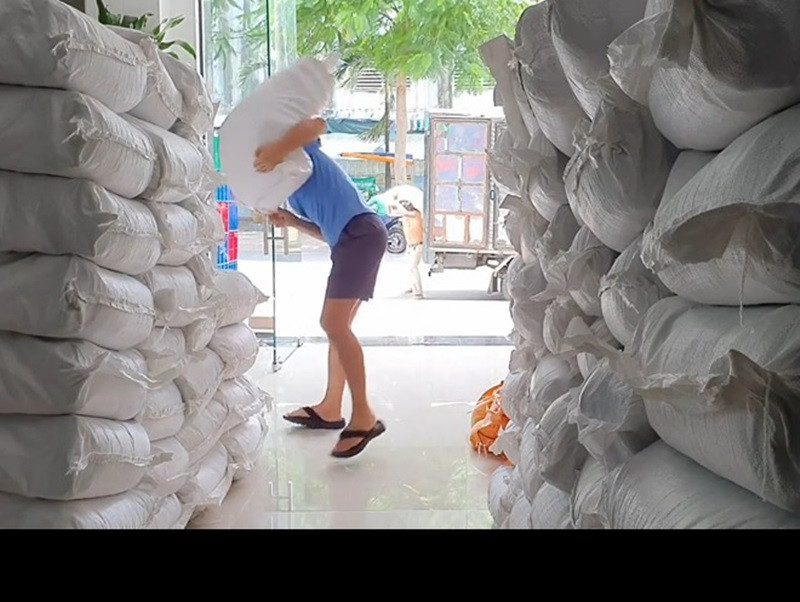 Hình ảnh ông xã của Việt Hương vác từng bao gạo khiến nhiều người cảm phục. Ảnh: Phụ nữ Việt Nam