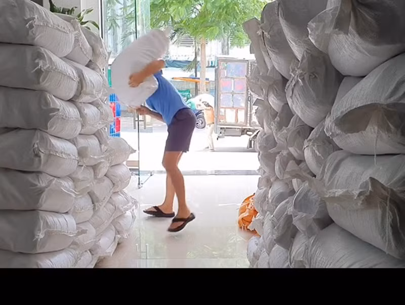 Hình ảnh ông xã của Việt Hương vác từng bao gạo khiến nhiều người cảm phục. Ảnh: Phụ nữ Việt Nam