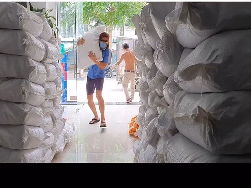 Nữ nghệ sĩ hài cho hay: "Anh Phương cũng như các bạn tình nguyện viên. Anh vác gạo, nước tương đến khiêng hòm. Anh Phương đang ở Mỹ làm thầy giáo, giờ về Việt Nam làm thiện nguyện nên tôi thương chồng lắm". Ảnh: Phụ nữ Việt Nam