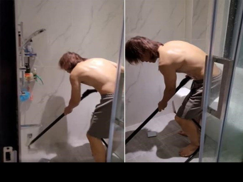 Tranh thủ ngày nghỉ không đi từ thiện, nam nhạc sĩ giúp vợ dọn dẹp nhà cửa.