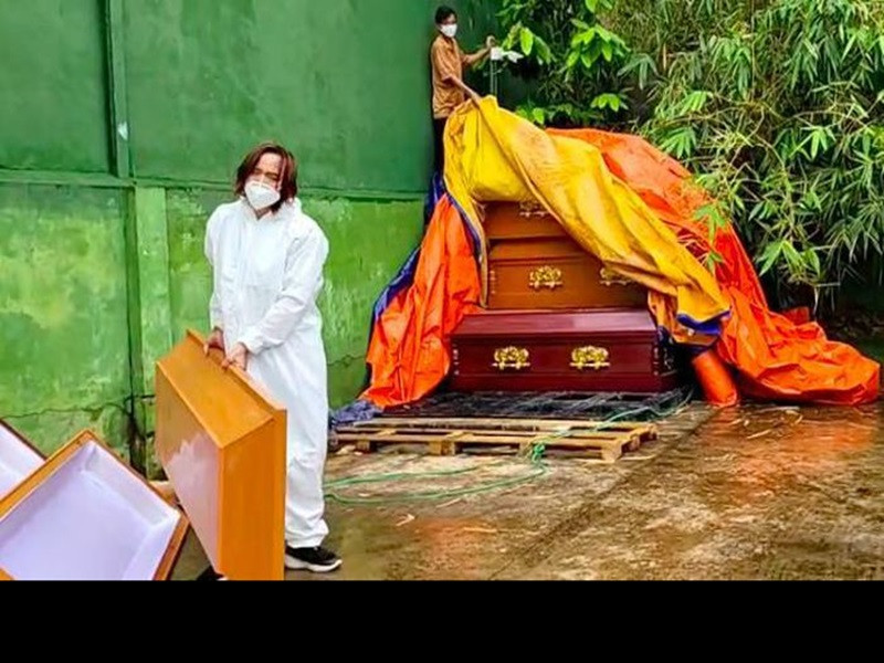 Trong livestream mới đây, Việt Hương chia sẻ hình ảnh ông xã Hoài Phương đội mưa khiêng áo quan được mạnh thường quân trao tặng. Ảnh: Saostar