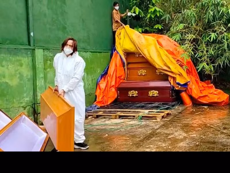 Trong livestream mới đây, Việt Hương chia sẻ hình ảnh ông xã Hoài Phương đội mưa khiêng áo quan được mạnh thường quân trao tặng. Ảnh: Saostar