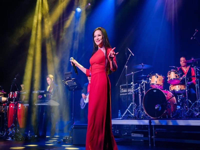 “Lịch trình của tôi bận rộn, hay bay liên tục giữa các nước để lưu diễn. Đôi khi tôi chỉ tranh thủ ngủ trên máy bay. Vừa hạ cánh, tôi lập tức tới địa điểm biểu diễn nên không có thời gian nghỉ ngơi. Vì thế, tôi dùng thuốc để ngủ được chốc lát. Tôi mong giữ được sức khỏe và phong độ trong ít nhất nửa đầu chương trình. Như thế, tôi không phụ lòng khán giả đã yêu mến và đến nghe tôi hát”, nữ ca sĩ chia sẻ trên Tiền Phong.