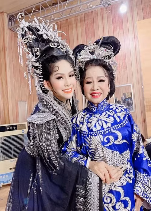 Bình Tinh là con gái của nghệ sĩ Bạch Mai. Chỉ trong thời gian ngắn, cô mất đi 3 người thân gồm mẹ ruột, dì ruột - nghệ sĩ Kim Phượng và cậu ruột - nhạc sĩ Thanh Châu.
