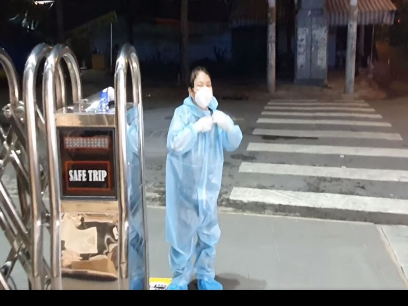 Việt Hương trở về nhà lúc 2h30 sáng ngày 26/8 sau khi lo đưa thi hài của nghệ sĩ Bạch Mai.