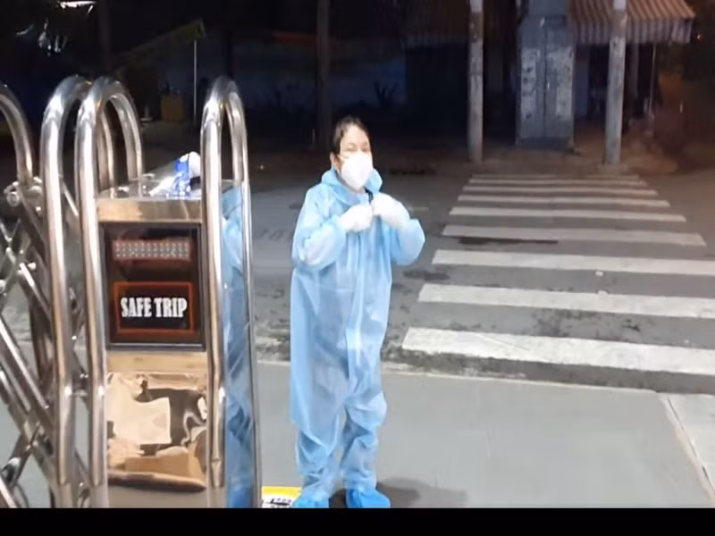 Việt Hương trở về nhà lúc 2h30 sáng ngày 26/8 sau khi lo đưa thi hài của nghệ sĩ Bạch Mai.