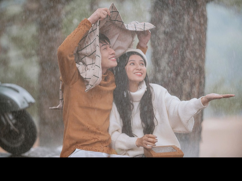 Từng có thời điểm fan yêu cầu công ty quản lý đổi người đóng cặp với Jack trong MV. Tuy nhiên, nam ca sĩ nhất quyết muốn hợp tác với Thiên An. Anh đưa ra lý do: “Các bạn fan đã quen với hình ảnh thân mật của Jack và Thiên An rồi, mình không muốn các bạn lại bị hoang mang, hay tủi thân khi mình lại thân thiết với một cô gái khác”. Ảnh: Vietnamnet