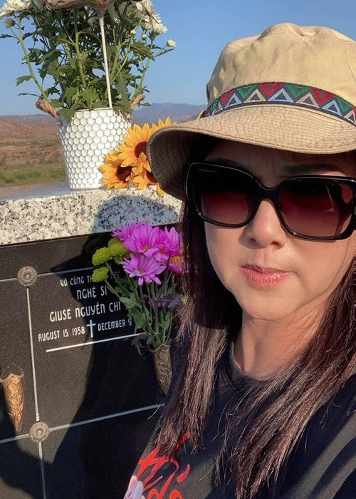 Phương Loan vẫn thường xuyên đến thăm mộ chồng. Ngoài chia sẻ hình ảnh trong những lần thăm mộ, nữ ca sĩ còn nhắn nhủ những lời tình cảm đến ông xã quá cố. "6 tháng rồi, bây giờ vẫn nhớ giọng nói của anh mỗi buổi chiều gọi điện thoại cho em. Bà xã đi làm về chưa? Hôm nay em đi làm có mệt không? Em về nhà nhớ ăn tối đừng nhịn ăn. Những câu nói đó bây giờ mong được nghe lại. Nhớ nhớ lắm", Phương Loan từng chia sẻ.