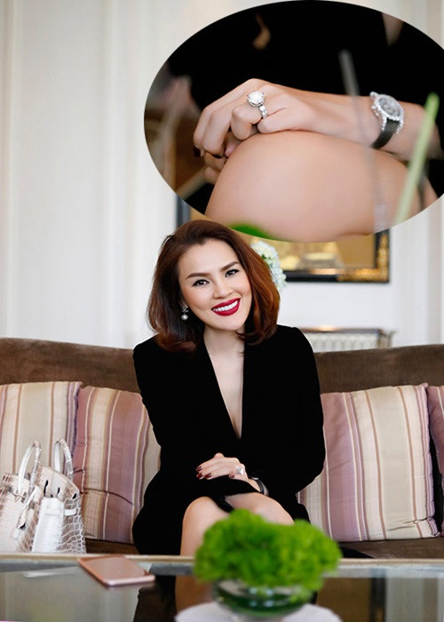 Dịp 8/3 năm 2017, Phương Lê khoe được chồng tặng nhẫn kim cương 21 tỷ. Hay đầu năm 2021, cô giảm 6kg, trở lại vóc dáng ban đầu nên được ông xã thưởng 6 tỷ.