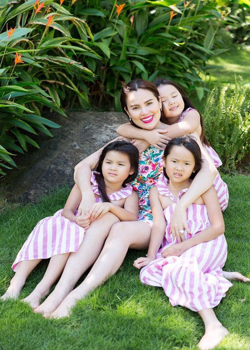 Phương Lê có 3 cô con gái: bé Victoria (Đông Nghi) 11 tuổi, bé Michelle (Chiêu Nghi) và Olivia (Băng Nghi) gần 10 tuổi.