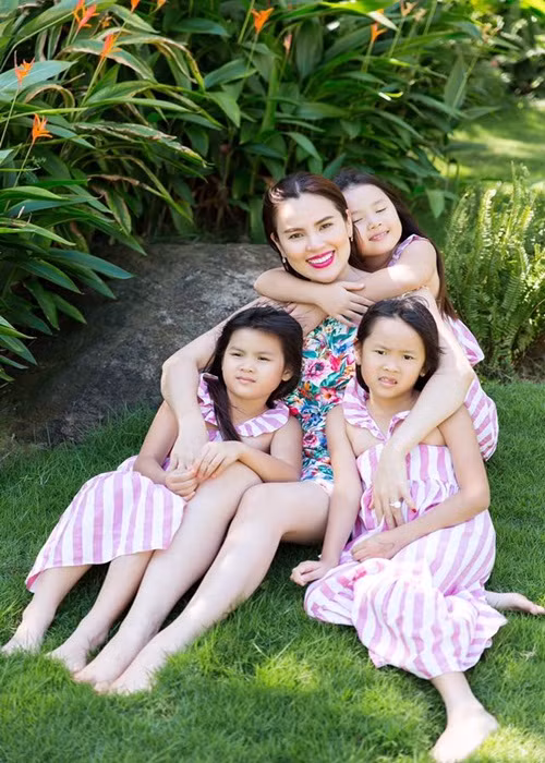 Phương Lê có 3 cô con gái: bé Victoria (Đông Nghi) 11 tuổi, bé Michelle (Chiêu Nghi) và Olivia (Băng Nghi) gần 10 tuổi.