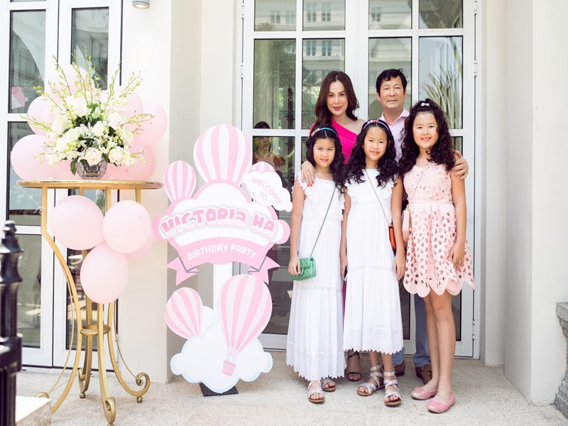 Phương Lê cho biết, các con học ngôn ngữ Anh, Pháp, Hoa và học đàn piano. Bé Victoria học giỏi toán và được xếp trong nhóm học giỏi của trường quốc tế. Cặp đôi song sinh Michelle - Olivia có phần tinh nghịch, hiếu động hơn, giỏi tiếng Anh và mê thời trang.