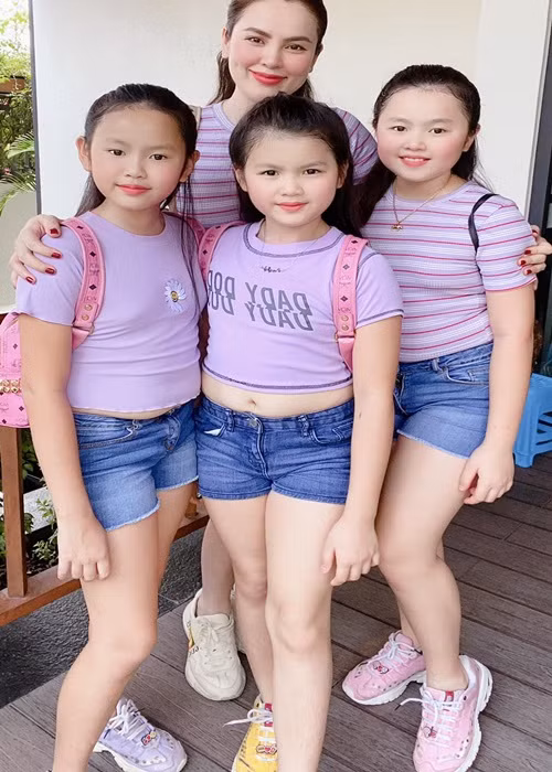 Các nhóc tì nhà Phương Lê sinh ra đã "ngậm thìa vàng". Ngày 8/3 năm 2021, Phương Lê tặng các con 3 chiếc thẻ hạn mức 2 tỷ/ngày, mong con xài tự do theo ý thích.