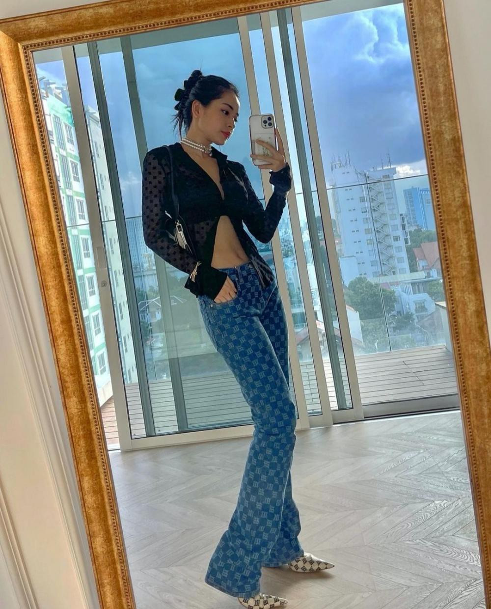 Chi Pu khiến mọi người trầm trồ với set trang phục khoe vòng eo táo bạo, áo xuyên thấu cài cúc hờ hững mix cùng quần jeans ống loe và giày tone-sur-tone của Misbhv.