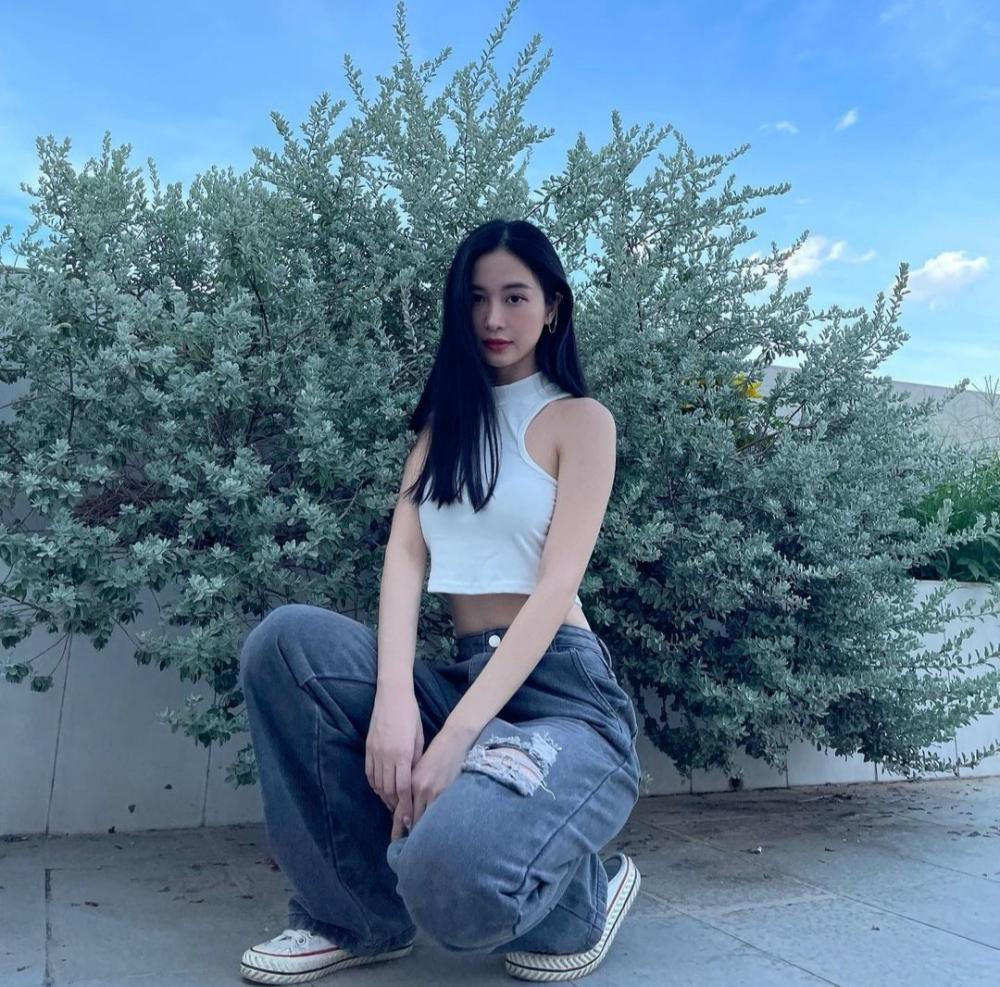 Mặc áo tank top màu trắng và quần jeans rách gối đơn giản, Jun Vũ vẫn chiếm trọn ánh nhìn vì nhan sắc xinh đẹp và vóc dáng “mình hạc xương mai”.