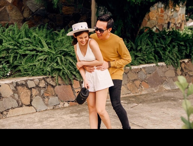 Khoảnh khắc ngọt ngào của Anh Đức và Uyên Tô trong một chuyến du lịch.