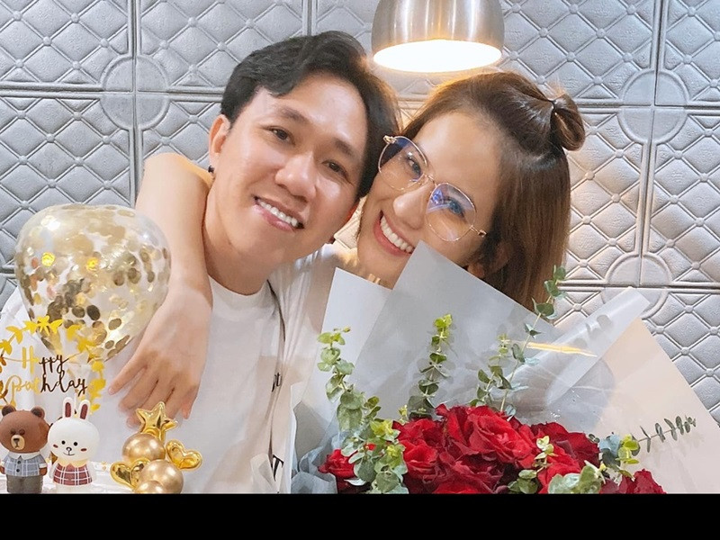 Anh Đức tổ chức tiệc sinh nhật cho bạn gái hồi tháng 6 vừa qua. "Chúc mừng sinh nhật em yêu. Chúc em những gì tốt đẹp nhất", nam diễn viên viết trên trang cá nhân.