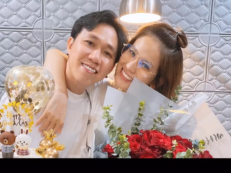 Anh Đức tổ chức tiệc sinh nhật cho bạn gái hồi tháng 6 vừa qua. "Chúc mừng sinh nhật em yêu. Chúc em những gì tốt đẹp nhất", nam diễn viên viết trên trang cá nhân.