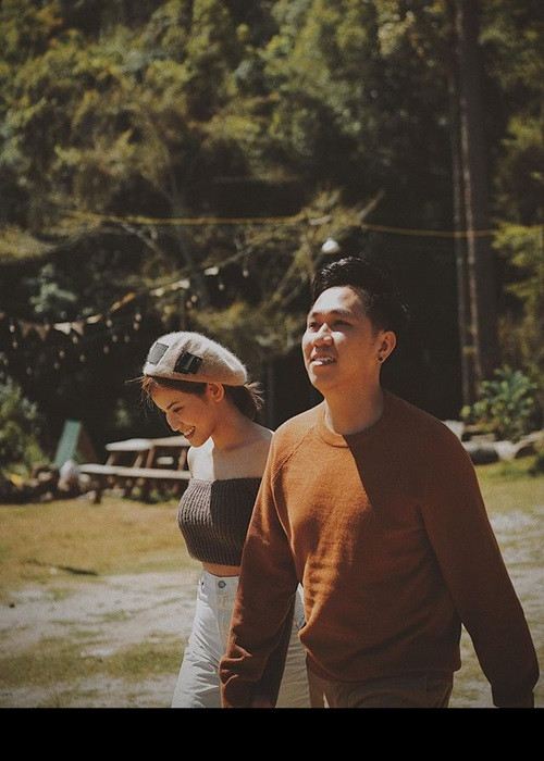 "Cậu ấy biết đi chợ nấu cơm, biết quan tâm gia đình nhiều hơn! Điều mình mong mỏi nhiều nhất là sự thay đổi trong tư duy, suy nghĩ để tất cả về lại quỹ đạo của nó! Vì mục đích cuối cùng cũng chỉ là 1 gia đình trọn vẹn của "trí tuệ", yêu thương và tử tế. Nhật ký ngày giãn cách", bạn gái của Anh Đức viết.