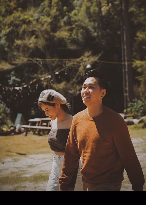 "Cậu ấy biết đi chợ nấu cơm, biết quan tâm gia đình nhiều hơn! Điều mình mong mỏi nhiều nhất là sự thay đổi trong tư duy, suy nghĩ để tất cả về lại quỹ đạo của nó! Vì mục đích cuối cùng cũng chỉ là 1 gia đình trọn vẹn của "trí tuệ", yêu thương và tử tế. Nhật ký ngày giãn cách", bạn gái của Anh Đức viết.