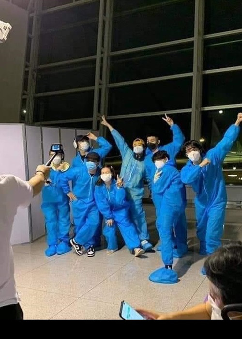 Trước giờ bay, dàn sao Running Man Vietnam chụp ảnh kỷ niệm. Từ trái qua phải được cho là: Thúy Ngân, Trương Thế Vinh, Trường Giang, Lan Ngọc, Karik, Jun Phạm, Liên Bỉnh Phát, Ngô Kiến Huy. Ảnh: Vietnamnet