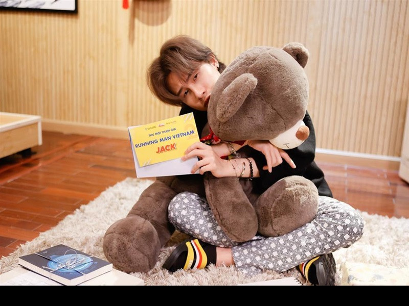 Nam ca sĩ Jack dường như không xuất hiện cùng các thành viên khác của Running Man Vietnam tại sân bay sang Hàn Quốc ghi hình. Không ít khán giả đặt nghi vấn Jack bị loại khỏi chương trình sau ồn ào có con, bị tố lăng nhăng. Ảnh: Vietnamnet