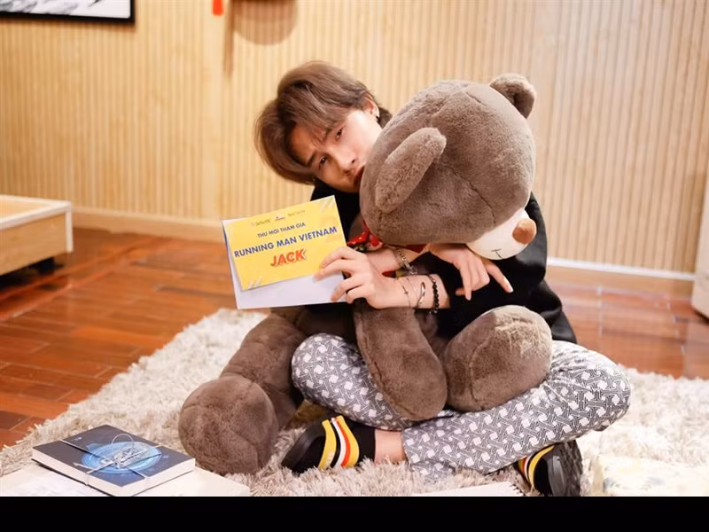 Nam ca sĩ Jack dường như không xuất hiện cùng các thành viên khác của Running Man Vietnam tại sân bay sang Hàn Quốc ghi hình. Không ít khán giả đặt nghi vấn Jack bị loại khỏi chương trình sau ồn ào có con, bị tố lăng nhăng. Ảnh: Vietnamnet