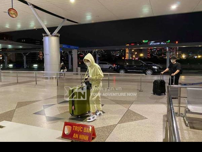 Thúy Ngân và Liên Bỉnh Phát - hai thành viên của Running Man Vietnam cũng có mặt tại sân bay vào tối ngày 17/8. Ảnh: Yan