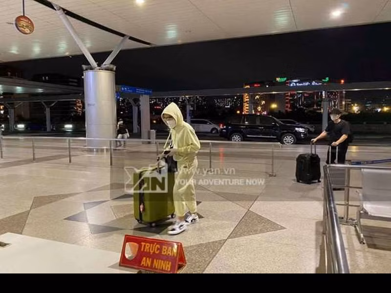 Thúy Ngân và Liên Bỉnh Phát - hai thành viên của Running Man Vietnam cũng có mặt tại sân bay vào tối ngày 17/8. Ảnh: Yan