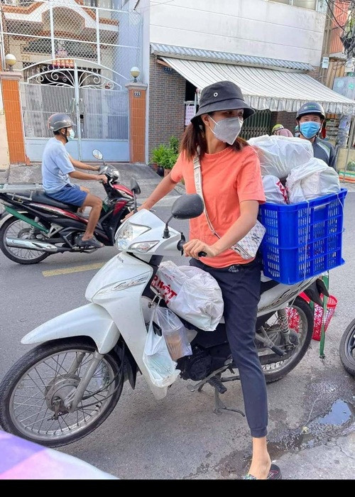 Hình ảnh H'hen Niê đi dép lê, lái xe máy làm shipper chở hàng khi làm tình nguyện viên khiến khán giả ấm lòng mùa dịch.