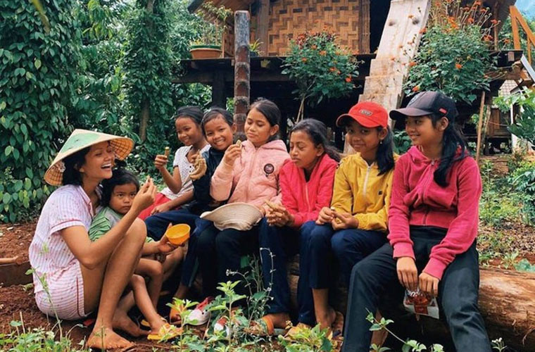 H’hen Niê từng tâm sự, cô không tự tin khi để mặt mộc ra phố. Tuy nhiên, H’hen Niê không e dè việc chia sẻ hình ảnh không son phấn, có những khuyết điểm trên mạng xã hội. Nhiều khán giả cho rằng lối sống bình dân là một trong những lý do H'hen Niê được đề cử ở VTV Awards 2021.